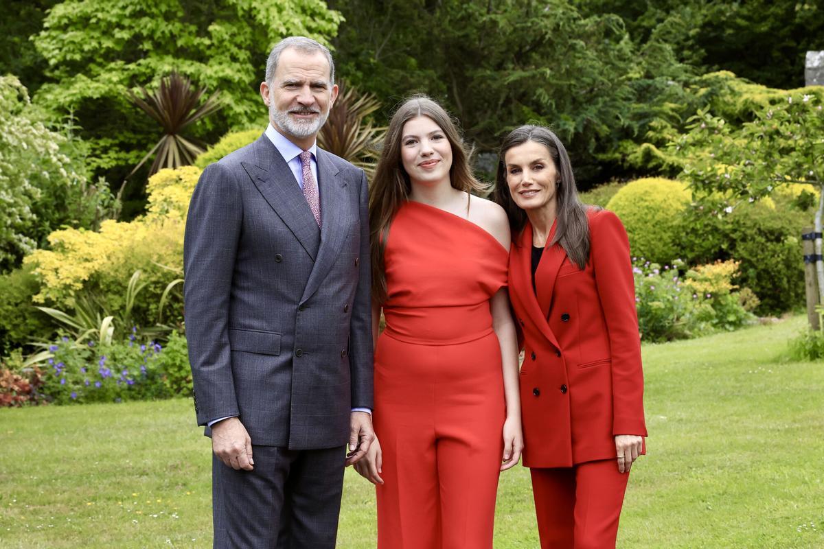 Los reyes Felipe VI y Letizia asisten a la graduación de la infanta Sofía en el UWC Atlantic College de Gales, donde concluye el Bachillerato Internacional Los reyes Felipe VI y Letizia asisten a la graduación de la infanta Sofía en el UWC Atlantic College de Gales, donde concluye el Bachillerato Internacional