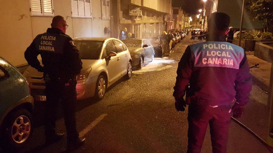 Dos agentes de la Policía Local de Santa Lucía, en el incendio de un coche.