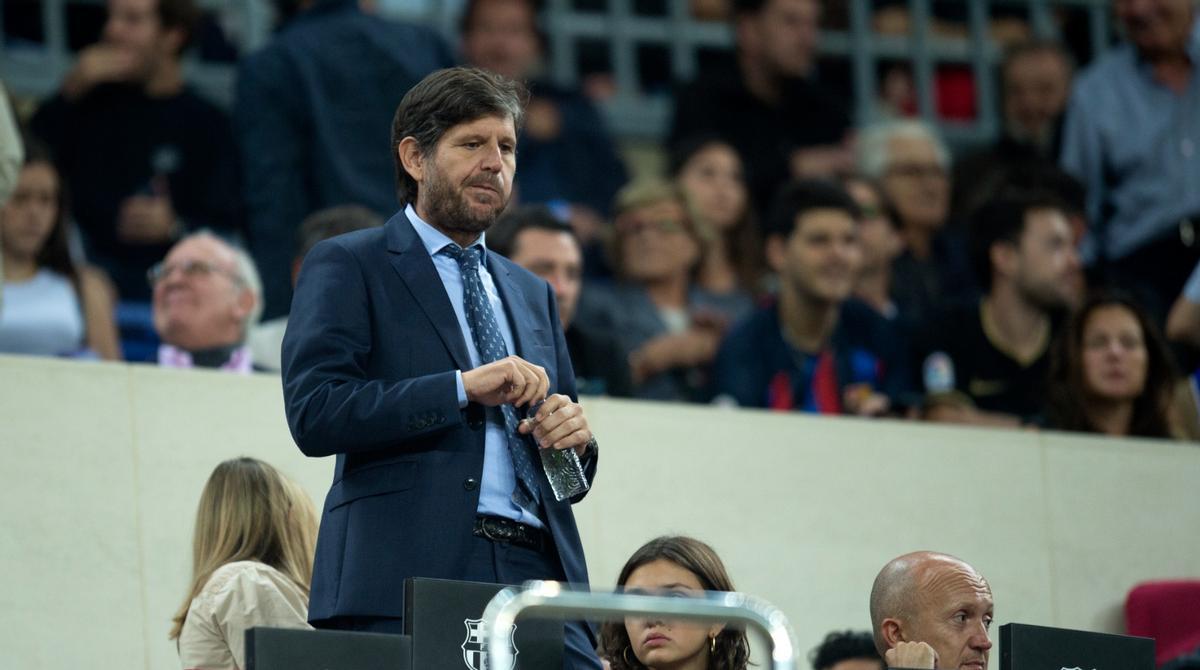 Mateu Alemany, director de fútbol del Barça, en el palco del Camp Nou durante el duelo con el Inter.