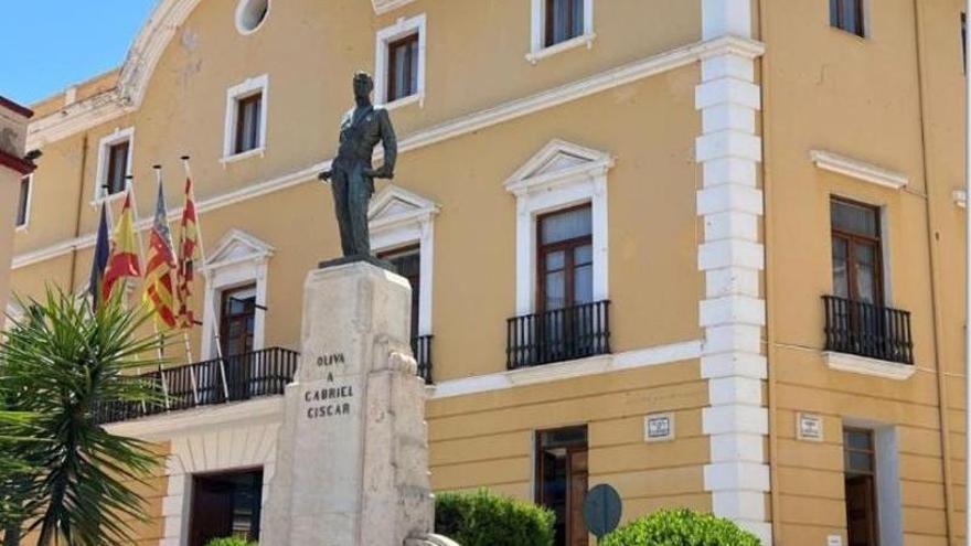 Oliva desbloquea la nueva plantilla municipal tras un acuerdo político y sindical