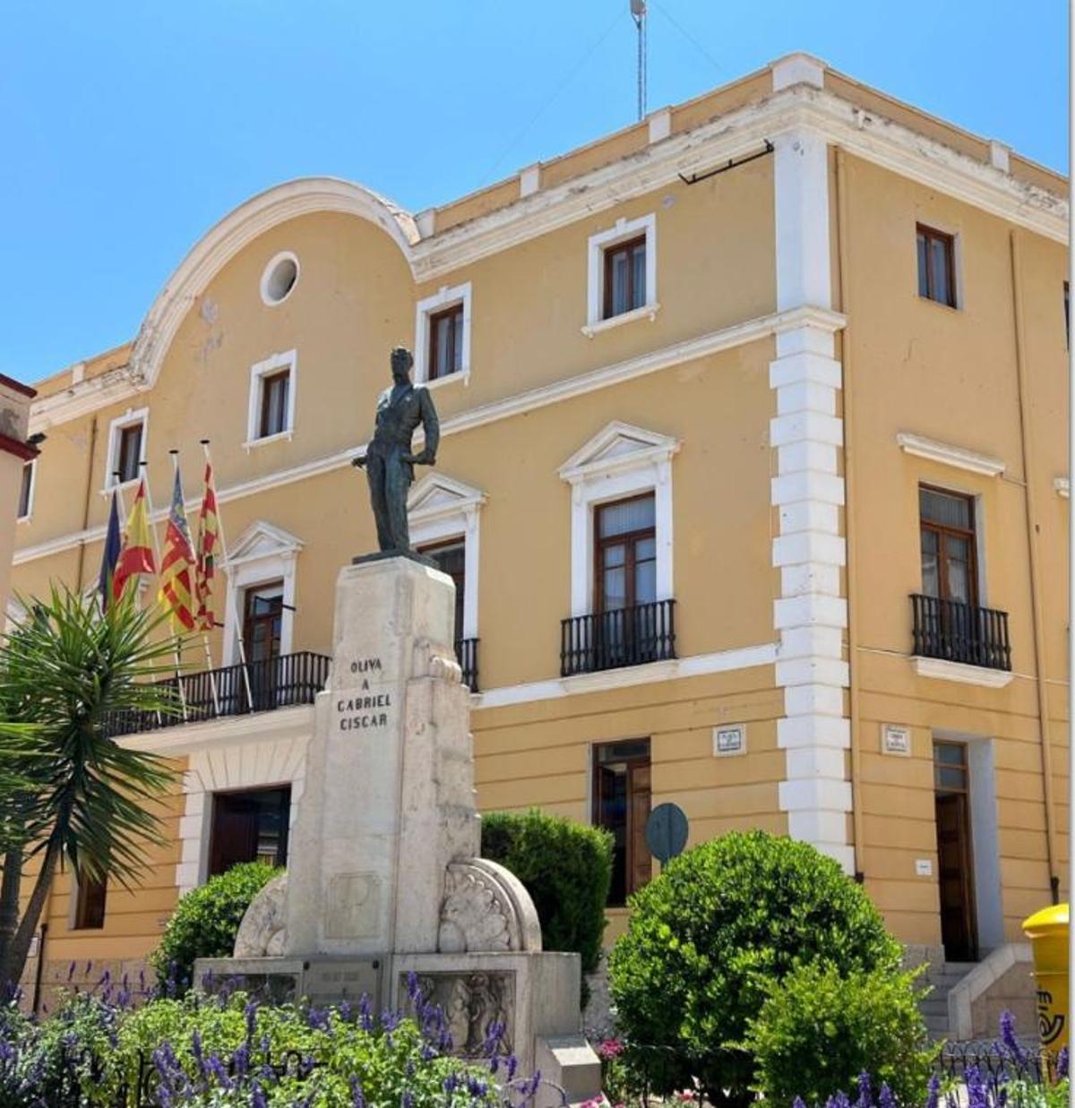 Exterior del ayuntamiento de Oliva, en una imagen reciente.