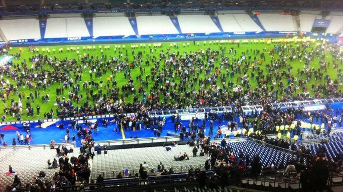 Els espectadors esperen al terreny de joc de l’estadi Stade de France a Sena Saint-Denis, després d’una sèrie d’atacs amb armes de foc, així com explosions fora de l’estadi nacional, on França va ser l’amfitrió d’Alemanya. 