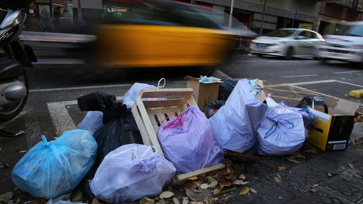 Bolsas de basura en la calle de Consell de Cent de Barcelona