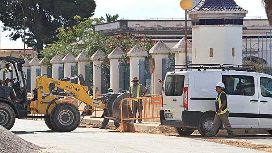 El alcalde decidió derruir el muro original durante la DANA.