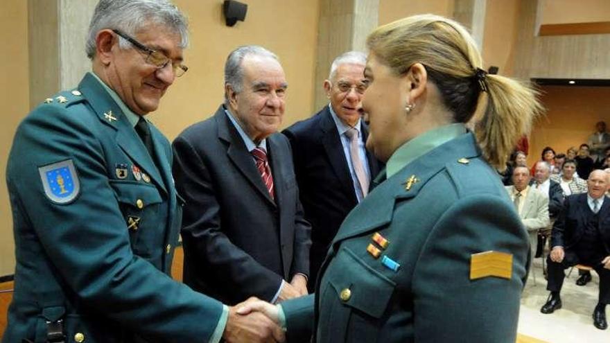 El capìtán Rancaño felicita a la guardia civil premiada. // Iñaki Abella