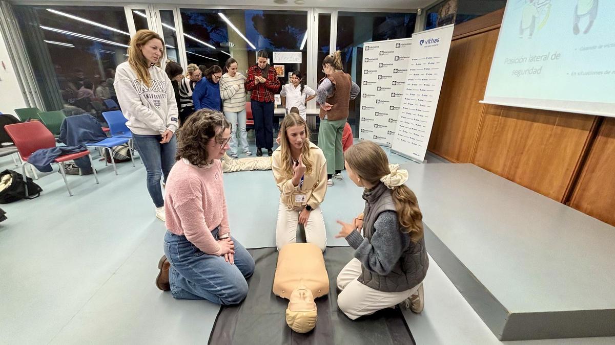 La formación impartida en el taller del programa Vithas Aula Salud Colegios sirvió para mostrar maniobras básicas de RCP y primeros auxilios.