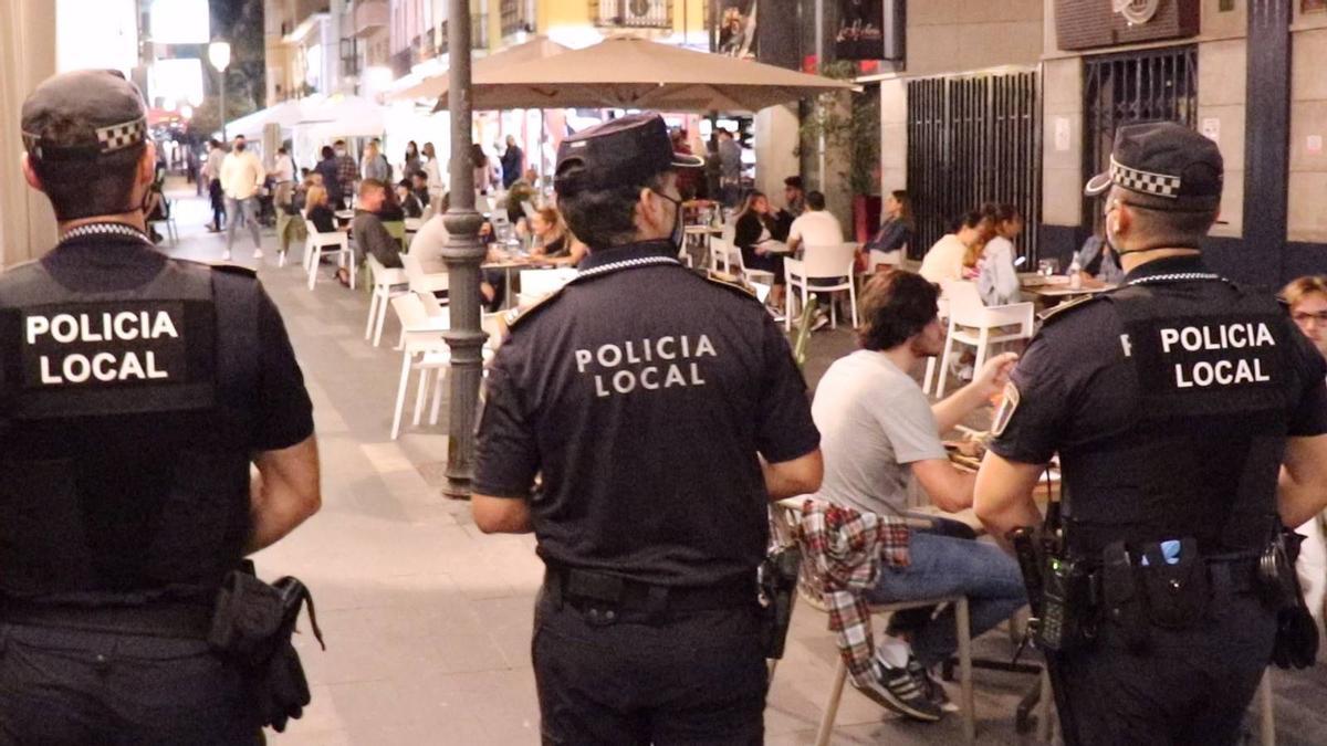 Policías locales vigilando las zonas de ocio en las calles de Alicante.