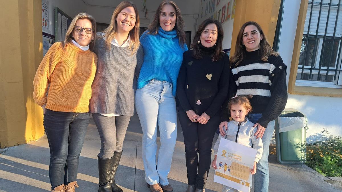 Profesoras del colegio Andalucía, con su alumna Gala.