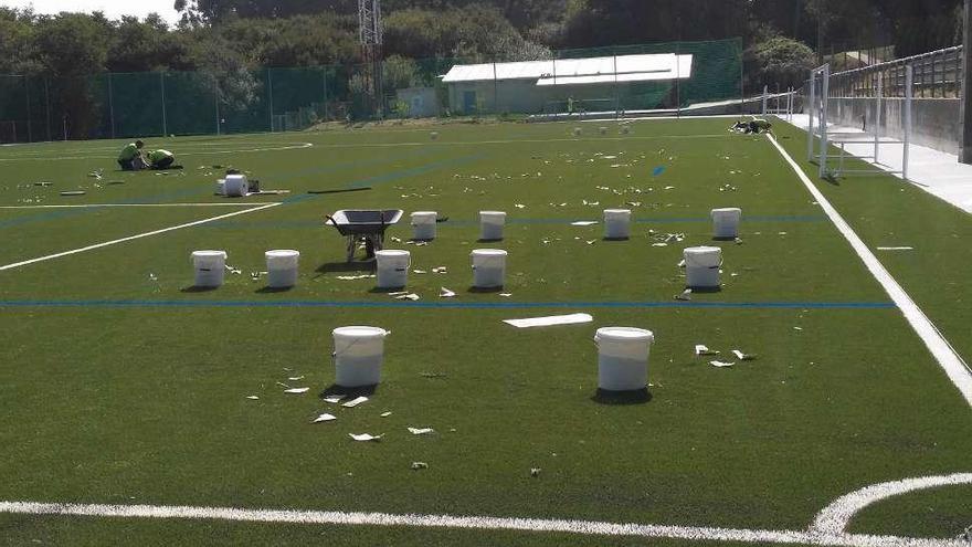 Últimos retoques al campo de Os Regos