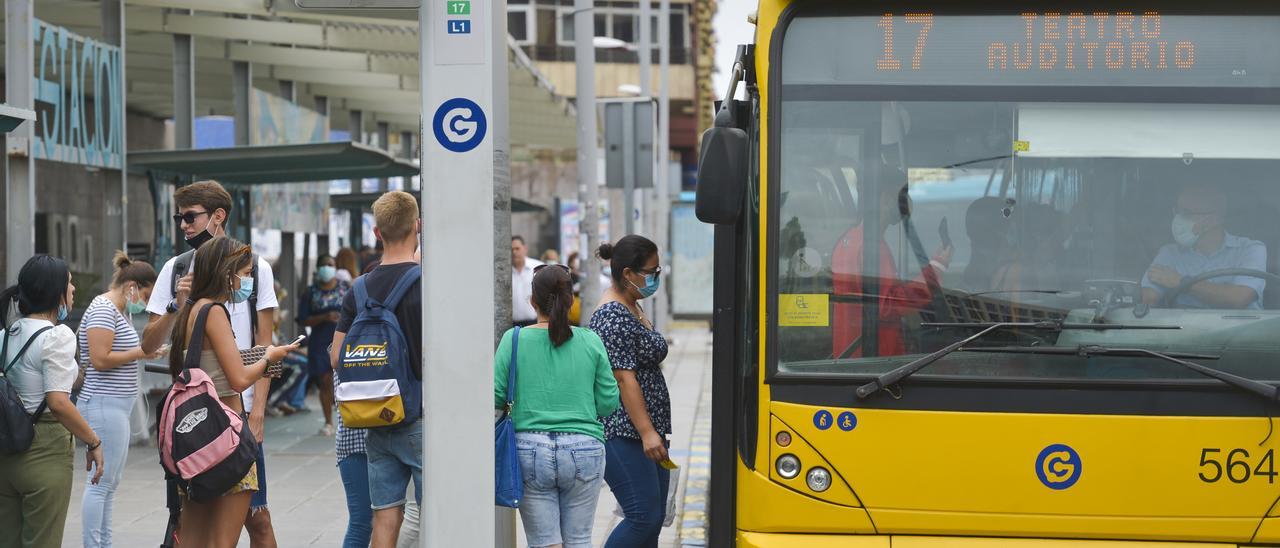 Varios usuarios esperan para acceder a una guagua en la capital grancanaria.