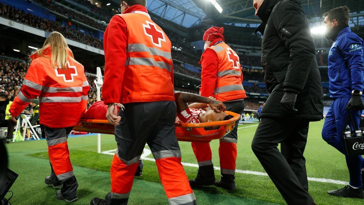 Reinildo se retira lesionado en un partido contra el Real Madrid en el Bernabéu.