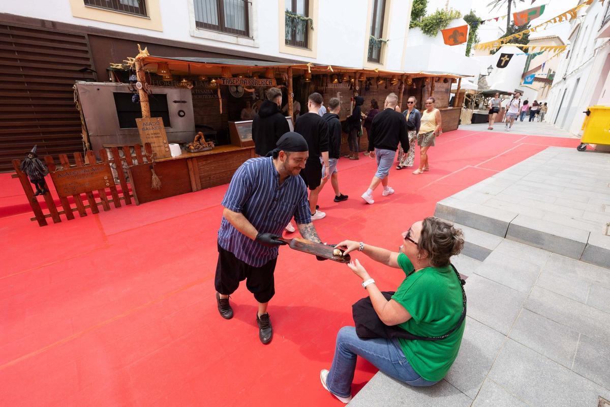La lluvia ensombrece el primer día de la Feria Ibiza Medieval