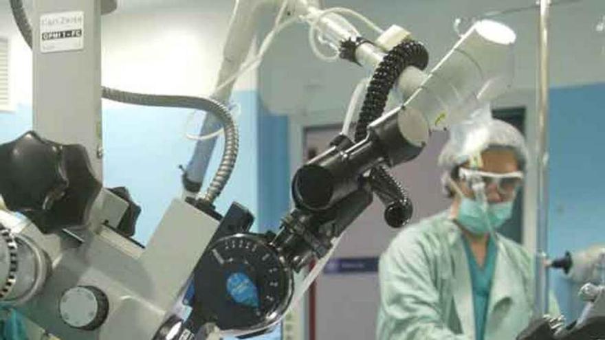Un quirófano en una operación de otorrinolaringología.