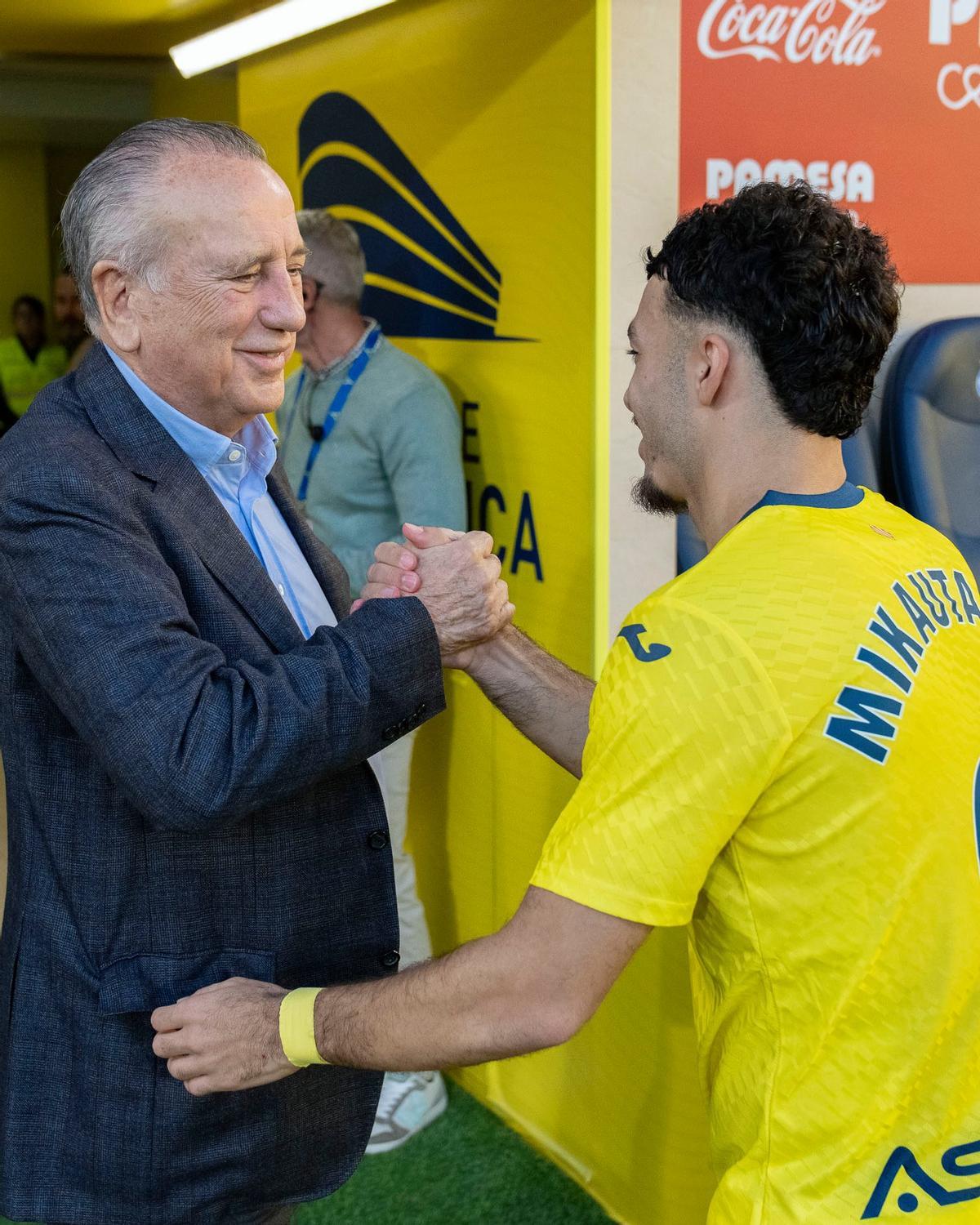 Mikautadze saluda al presidente del Villarreal, Fernando Roig.