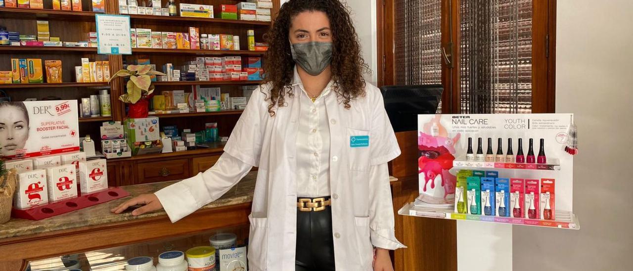 Carla Franquis Rodríguez, en su farmacia La Nueva, en pleno corazón de Puerto del Rosario.