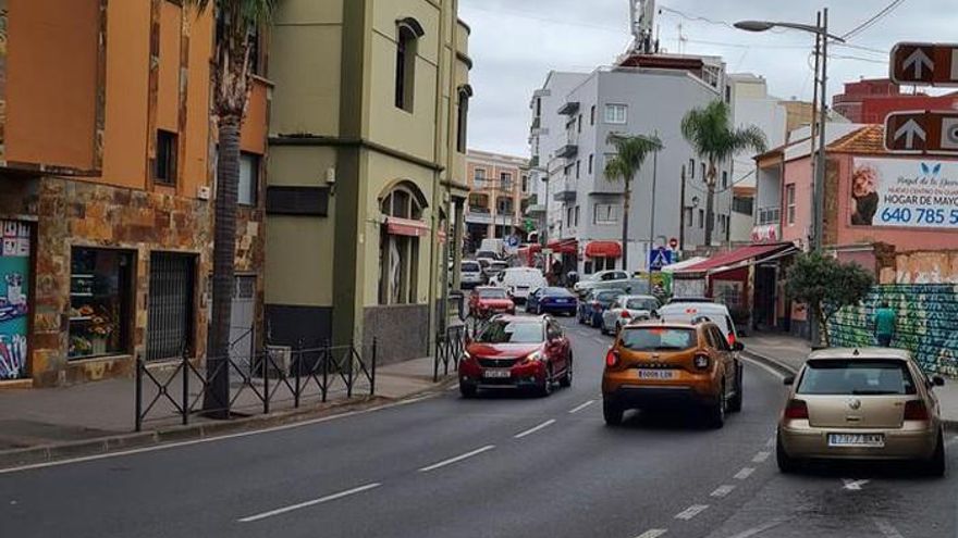 Arrolla a una mujer, se da a la fuga y lo atrapan en un bar de Tenerife