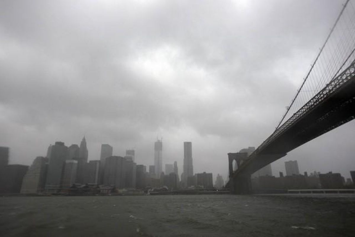 Núvols de tempesta es van situar sobre Manhattan hores abans de l’arribada del ’Sandy’ i van provocar pluges torrencials i forts vents.