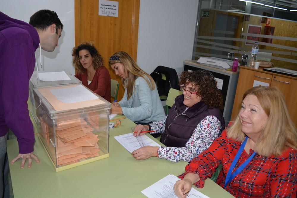 Los murcianos acuden a las urnas para votar en las