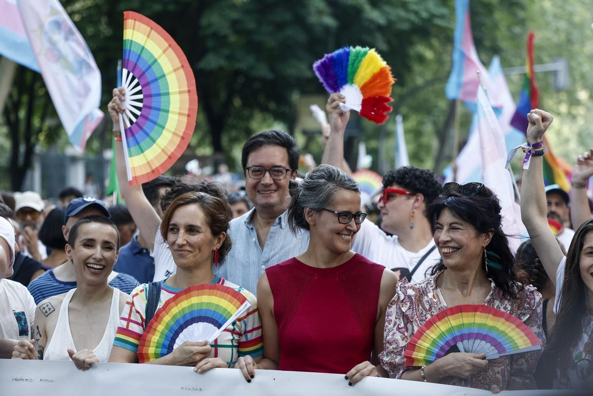 La ministra de Igualdad, Ana Redondo; la ministra de Sanidad, Mónica García; y el ministro para la Transformación Digital y de la Función Pública, Óscar López, durante la manifestación del Orgullo 2026 de Madrid.