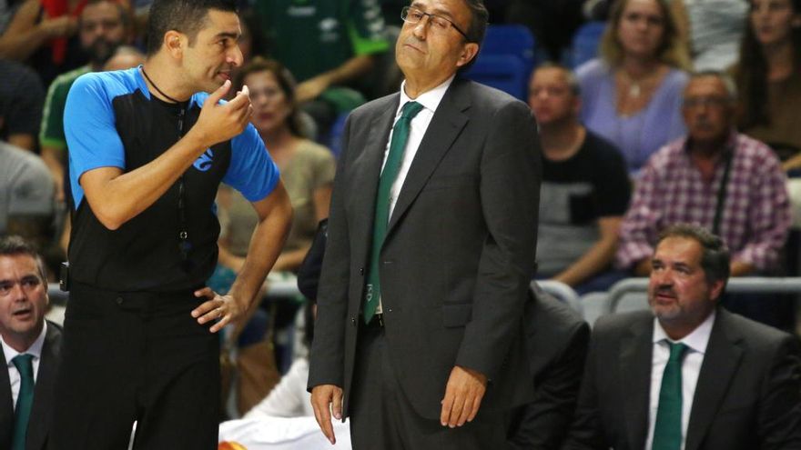 Luis Casimiro, entrenador del Unicaja, desesperado con el arbitraje el pasado martes.