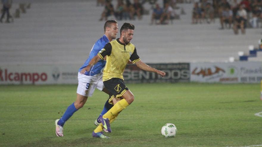 Marcos Ruiz conduce el esférico, perseguido por un jugador del conjunto jienense.