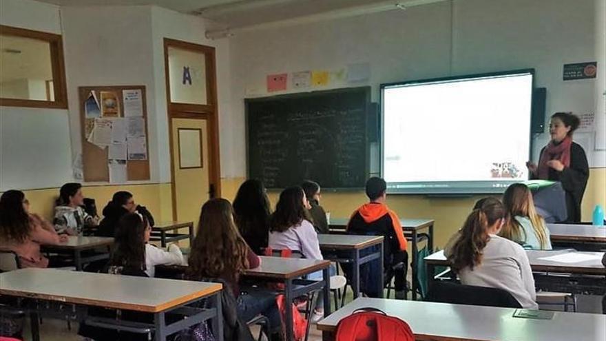 Consumo ofrece a los jóvenes talleres sobre acoso en las redes