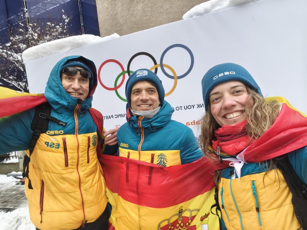 Rafael Peinado (en el centro), CEO de OS20, junto a sus hermanos Miguel y Carmen, cofundador y project manajer de la compañía, ayer en Bormio.