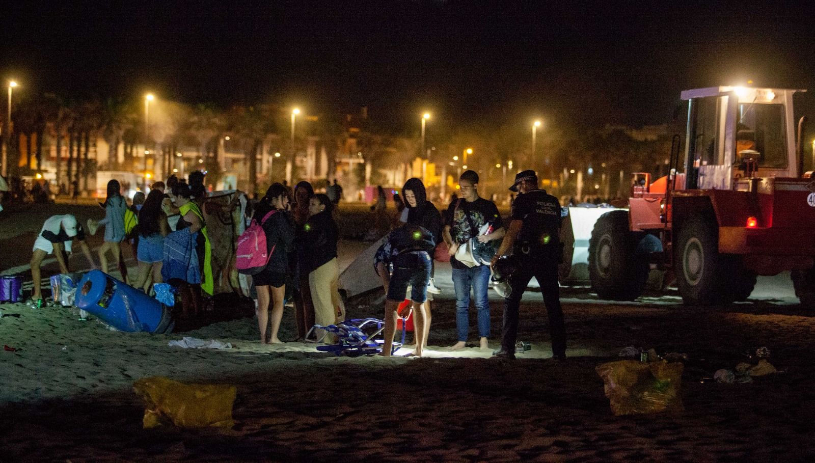 Desalojo y limpieza de las playas tras la noche de San Juan