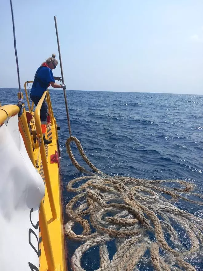 El servicio de limpieza del litoral retira 1.114 kilos de residuos en junio en las costas de Ibiza