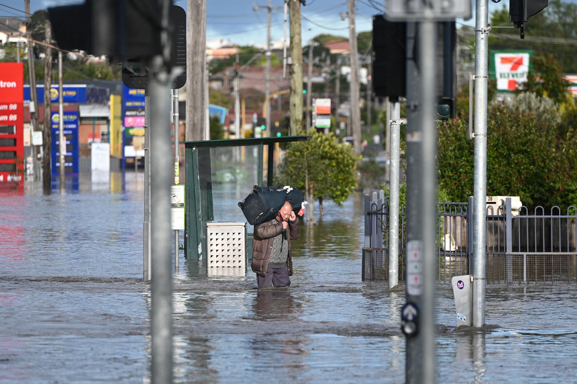 Damaging winds and f (157951432).jpg