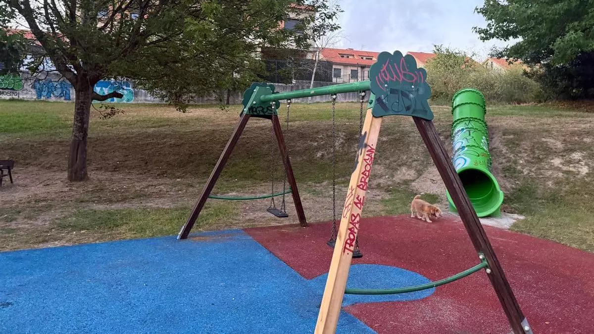 Vecinos de Nigrán denuncian vandalismo y consumo de porros en un parque infantil