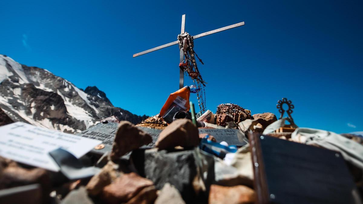 Fotografía de un altar en la zona donde se accidentó el avión de los uruguayos, el 2 de marzo de 2024, en el Valle de las Lágrimas (Argentina).