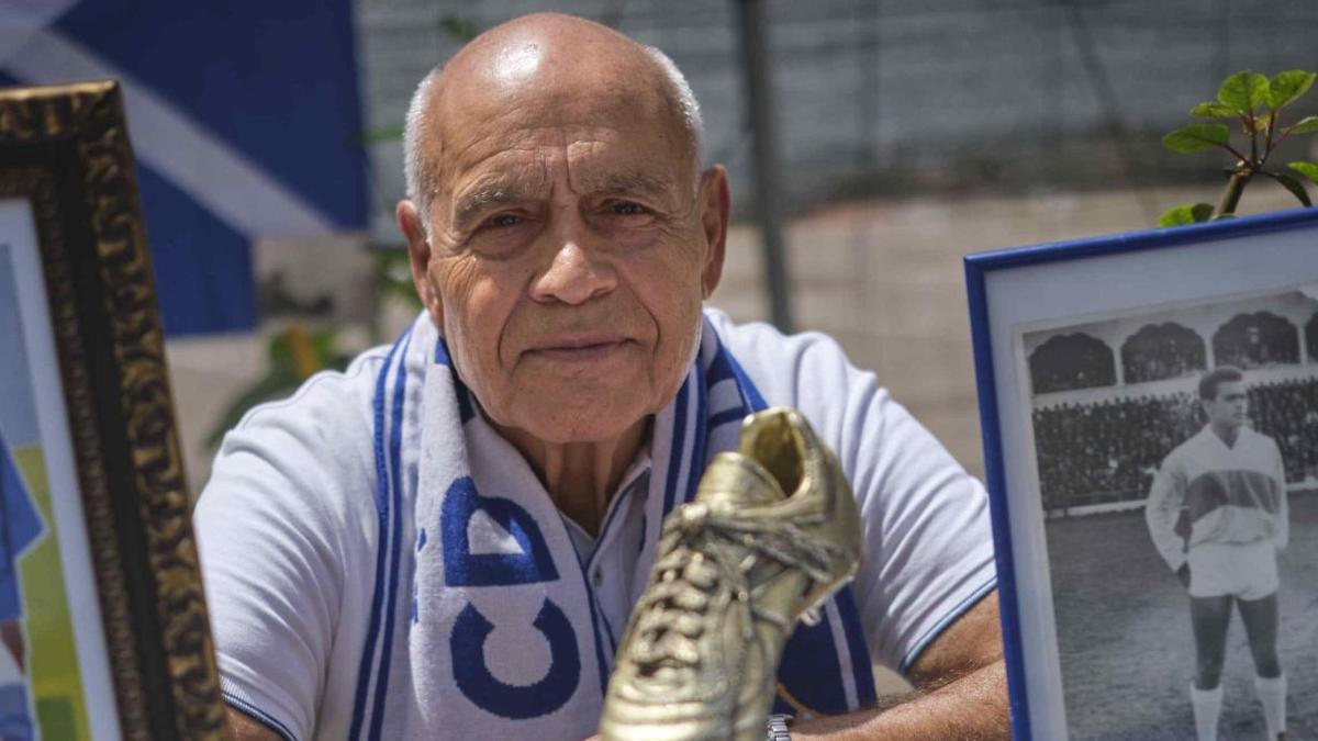 José Juan Gutiérrez Déniz, exjugador del CD Tenerife, posa con algunos recuerdos blanquiazules.