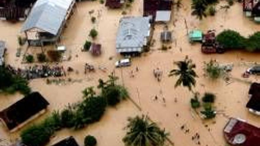 Cien personas mueren por inundaciones en Indonesia