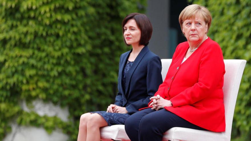 Merkel, sentada junto a la primera ministra moldava.