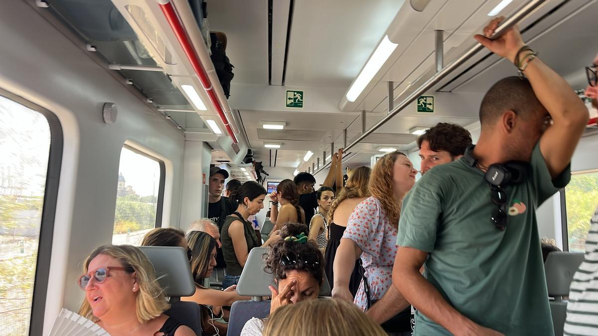 Un regional entre València y Vinaròs viaja abarrotado coincidiendo con el inicio del Rototom