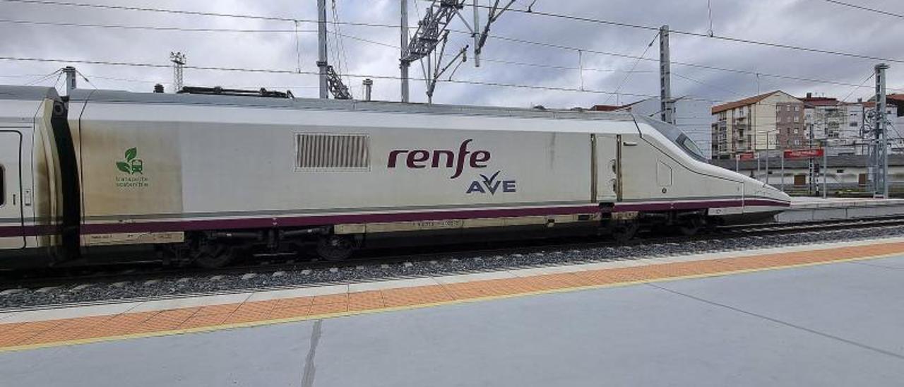 un tren de Alta Velocidad en pruebas en la Estación de Empalme de Ourense.   | // IÑAKI OSORIO