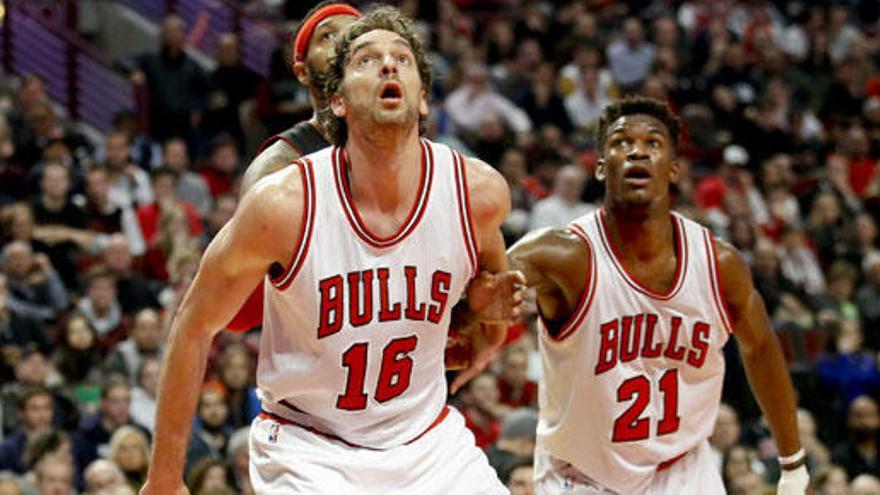 Pau Gasol y Jimmy Butlerde los Chicago Bulls