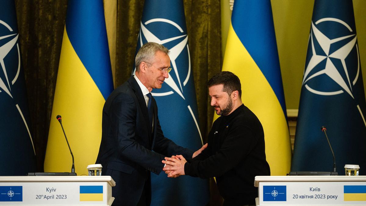 El secretario general de la OTAN, Jens Stoltenberg, y el presidente de Ucrania, Volodímir Zelenski, este jueves durante su encuentro en Kiev.