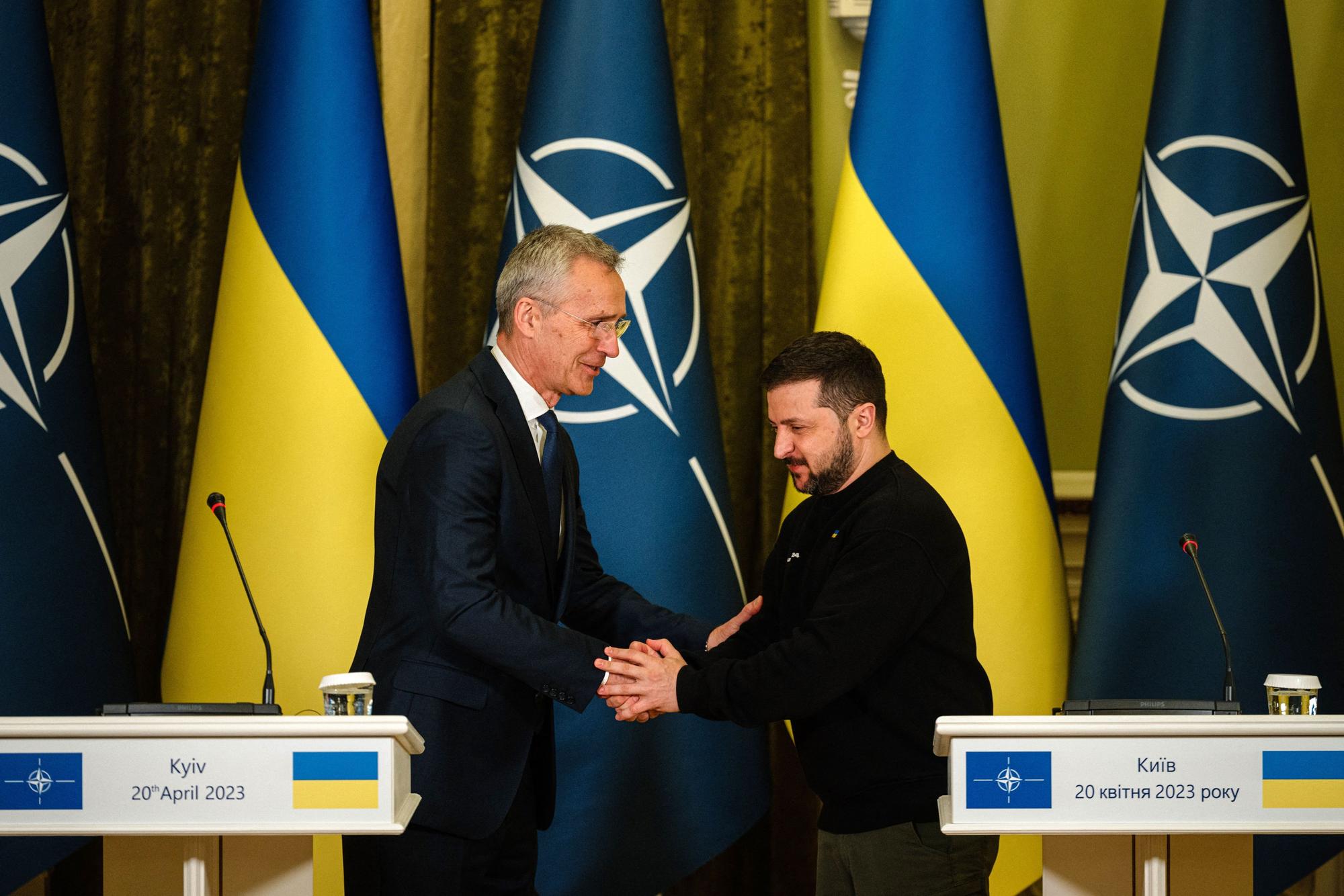 El secretario general de la OTAN, Jens Stoltenberg, y el presidente de Ucrania, Volodímir Zelenski, este jueves durante su encuentro en Kiev.