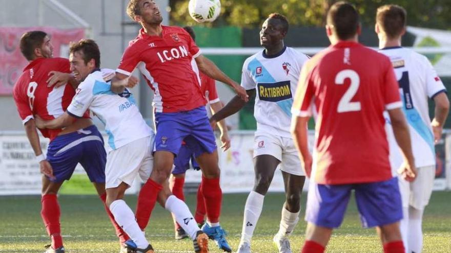 Un jugador del Choco controla el balón durante un encuentro. // José Lores