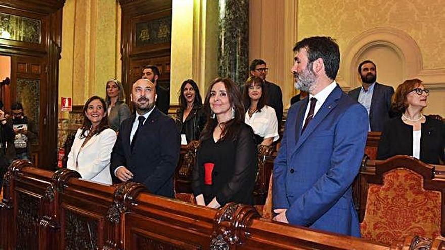 Los concejales del PSOE con los de Marea (detrás), el día de la investidura de Inés Rey.