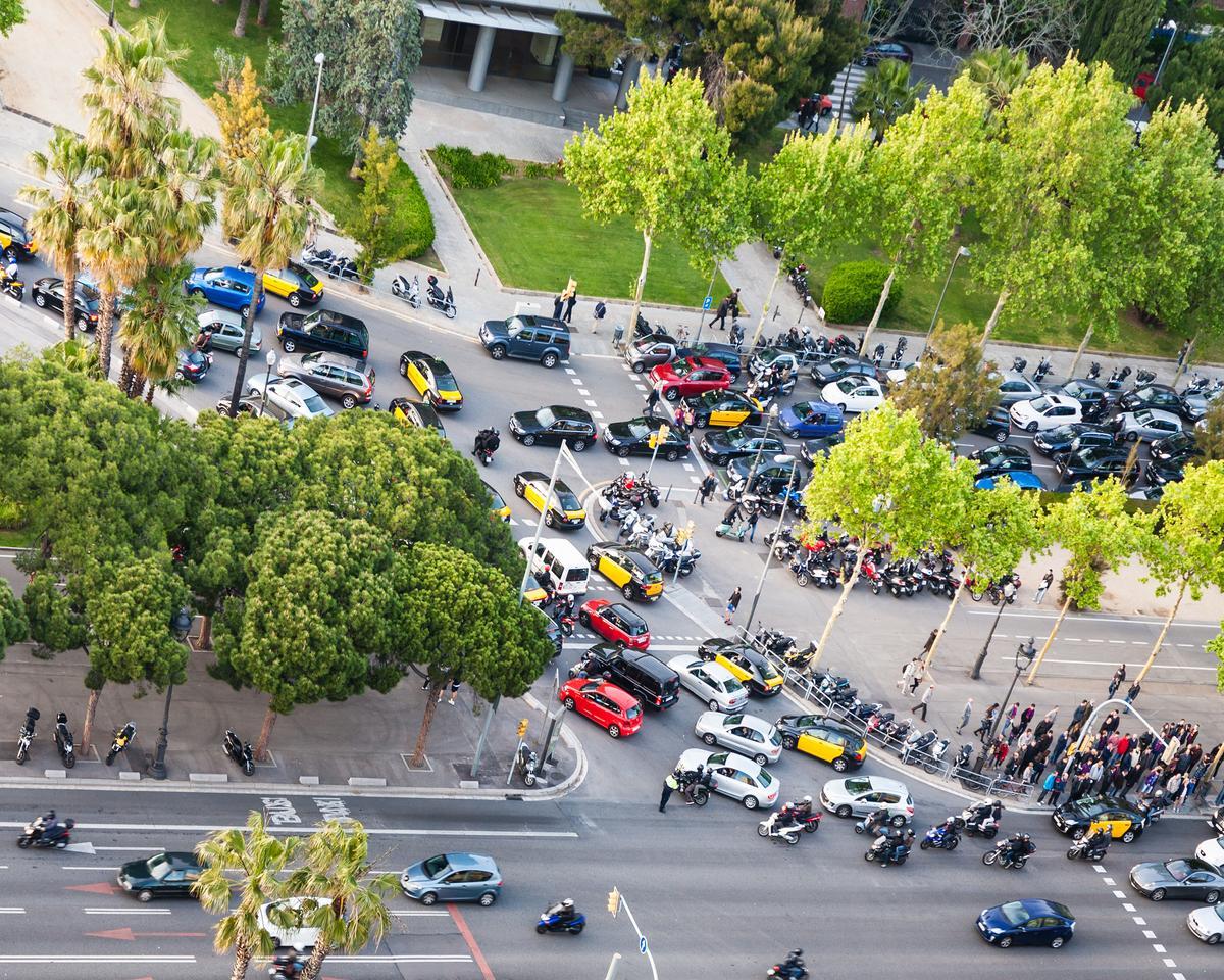 Embús a la Diagonal de Barcelona per un accident entre dos vehicles i un vianant