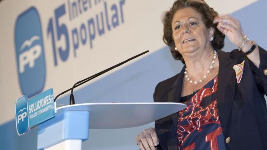 La alcaldesa de Valencia, Rita Barberá, durante su intervención en la clausura de la XV Reunión Intermunicipal del PP que se celebra en Sevilla.