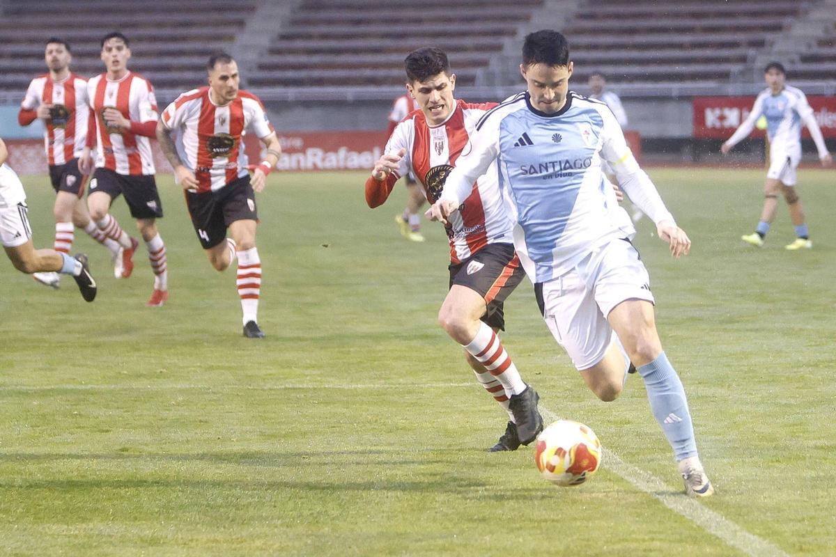 Adrián Armental superando en una acción a Nico.