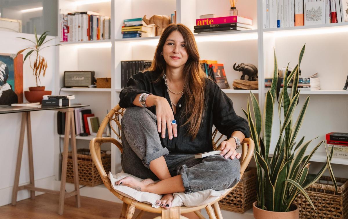 Sandra Cuesta Llerandi, 'booktoker, en su casa en Madrid.
