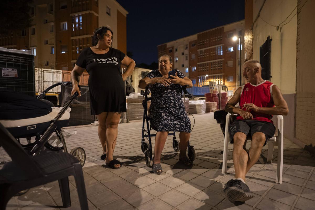 Valencia. VLC. El calor en los margenes. Trini, su hijo, su madre y un familiar a la fresca en La Fuensanta al no tener como refrescar su hogar pendiente de desahucio