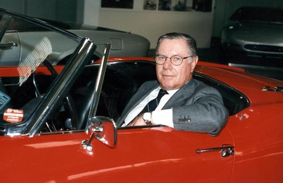 Sergio Pininfarina, en un Alfa Romeo Giulietta, el 1956. Sergio Pininfarina, en un Alfa Romeo Giulietta, el 1956.