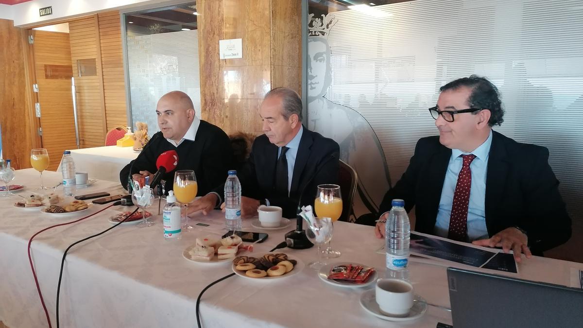 De izquierda a derecha, Elier Ballesteros, Cipriano García y Narciso Prieto presentan el informe sobre Monte la Reina