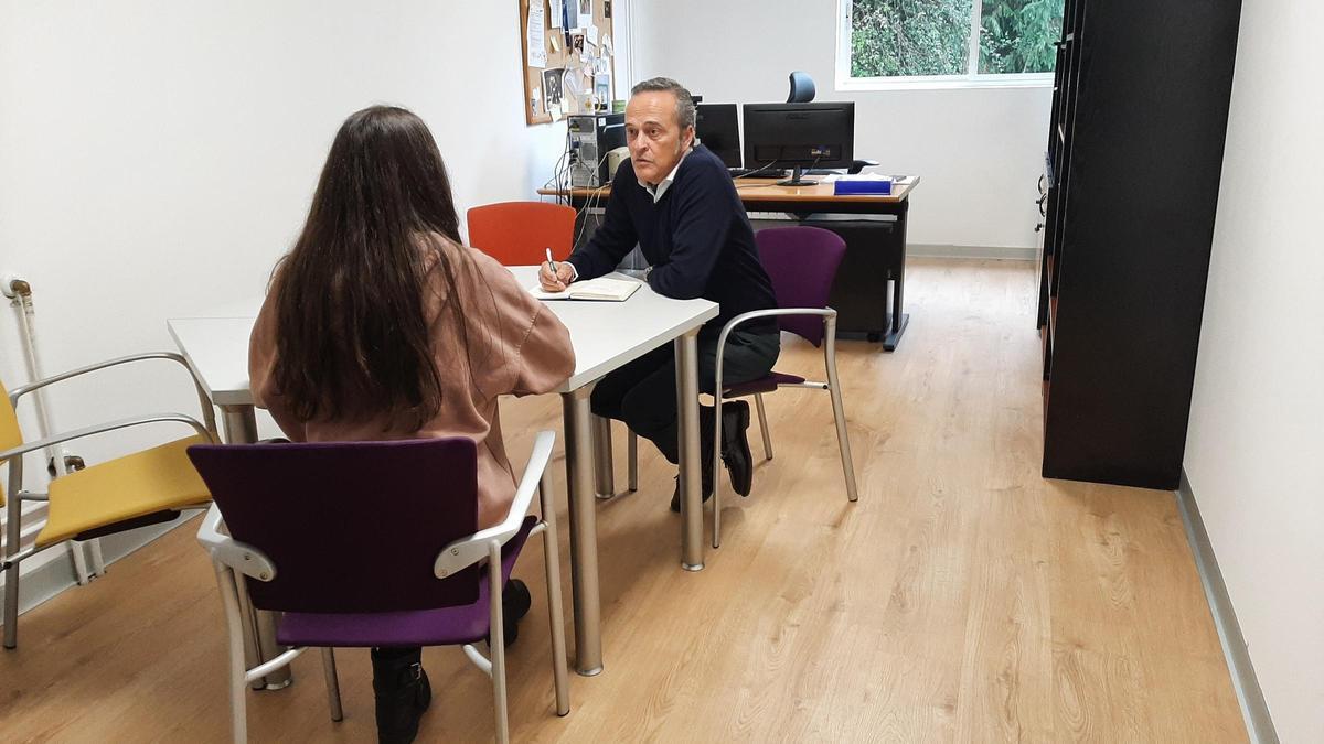 Javier Agrofojo, cordinador do Servizo de Participación e Inclusión Universitaria da USC, entrevista a unha alumna en Santiago